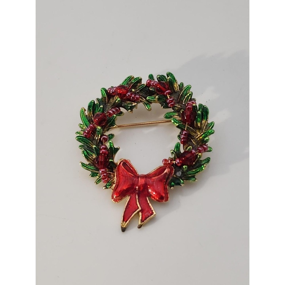 Vintage signed TC Christmas holiday wreath w/ beads and bow‎ enamel brooch pin